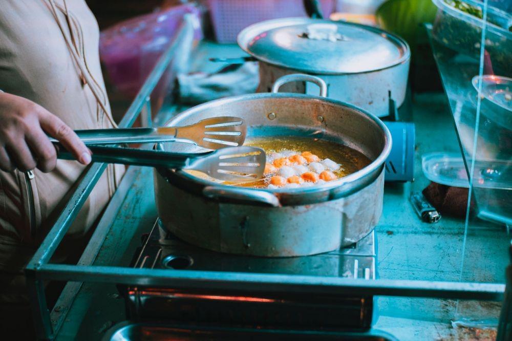 6 Cara Tepat Mengatasi Kulit yang Terciprat Minyak Panas