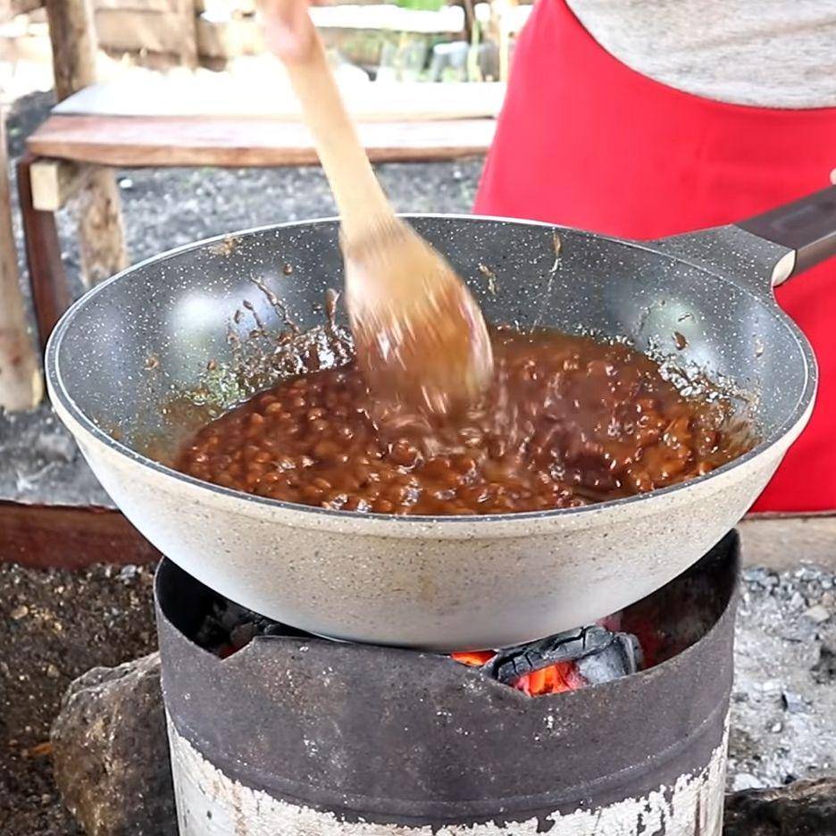 Ilustrasi memasak kacang dan gula merah (youtube.com/KitcheNet Ph)