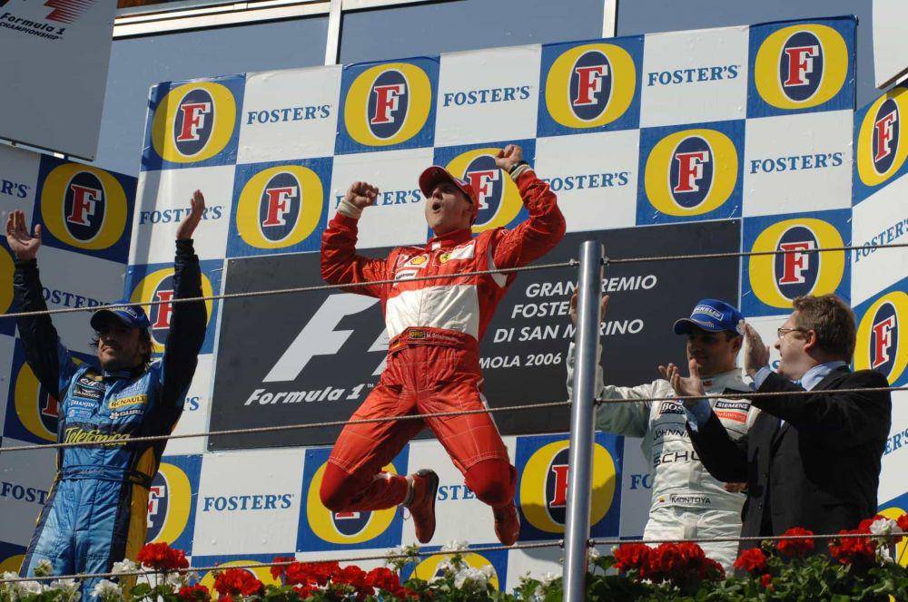 Michael Schumacher (tengah) menang pada GP San Marino 2006. (maxf1.net)