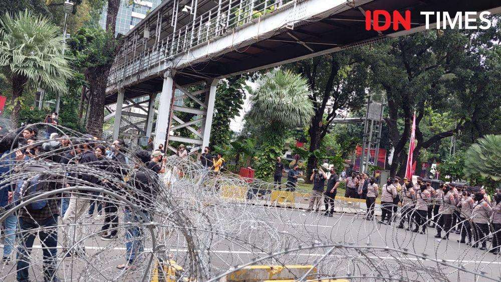 [BREAKING] Jauhi Kawat Berduri, Mahasiswa Rapatkan Barisan ke Patung MH Thamrin