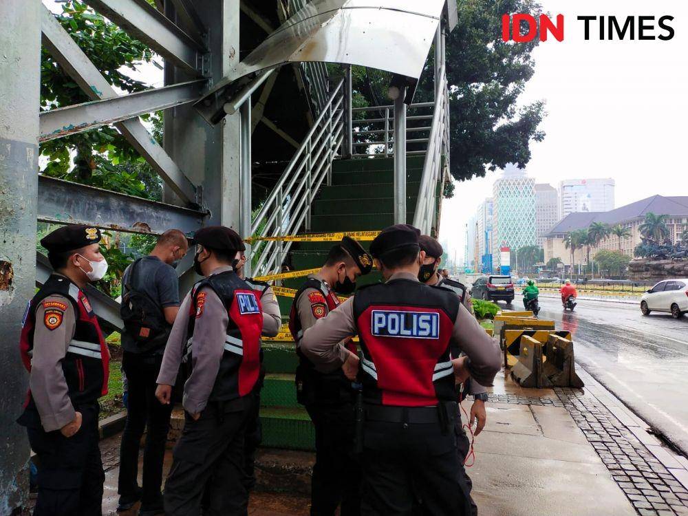 Jelang demo, jembatan penyeberangan orang di dekat patung kuda Jakarta pusat dipasang kawat berduri. (IDN Times/M Ilman Nafi'an)