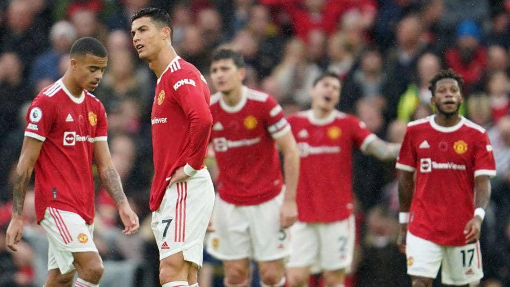 ekspresi para pemain Manchester United saat dikalahkan Manchester City di Premier League 2021/2022 (skysports.com)