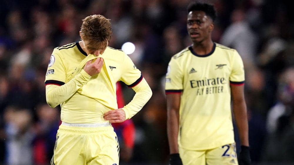 ekspresi Martin Odegaard dan Albert Sambi Lokonga saat Arsenal dikalahkan Crystal Palace di Premier League 2021/2022 (skysports.com)