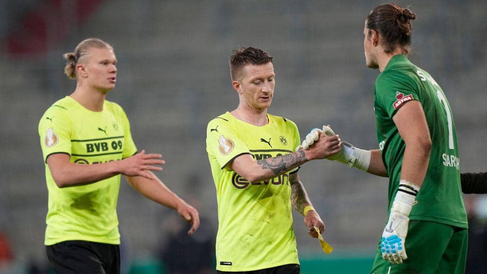 ekspresi Erling Haaland dan Marco Reus saat Borussia Dortmund kalah dari St. Pauli di DFB-Pokal 2021/2022 (skysports.com)