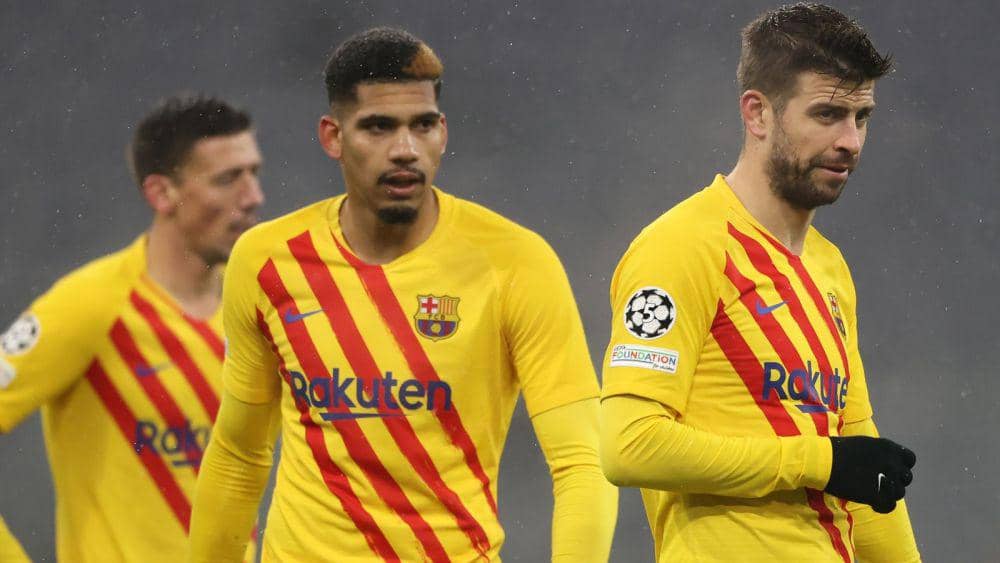 ekspresi para pemain Barcelona saat dikalahkan Bayern Munich di Liga Champions 2021/2022 (skysports.com)