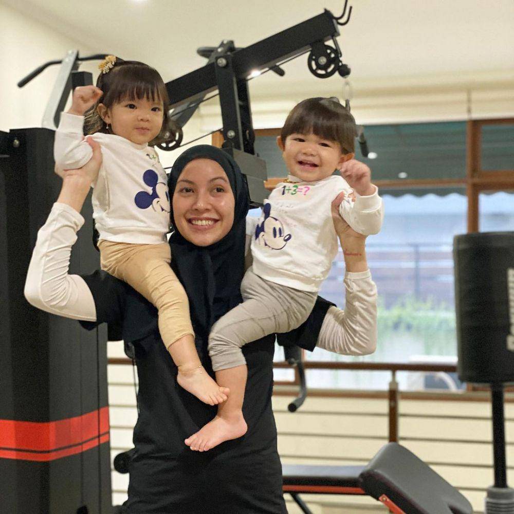 Ratna Galih dan buah hati (instagram.com/ratnagalih)