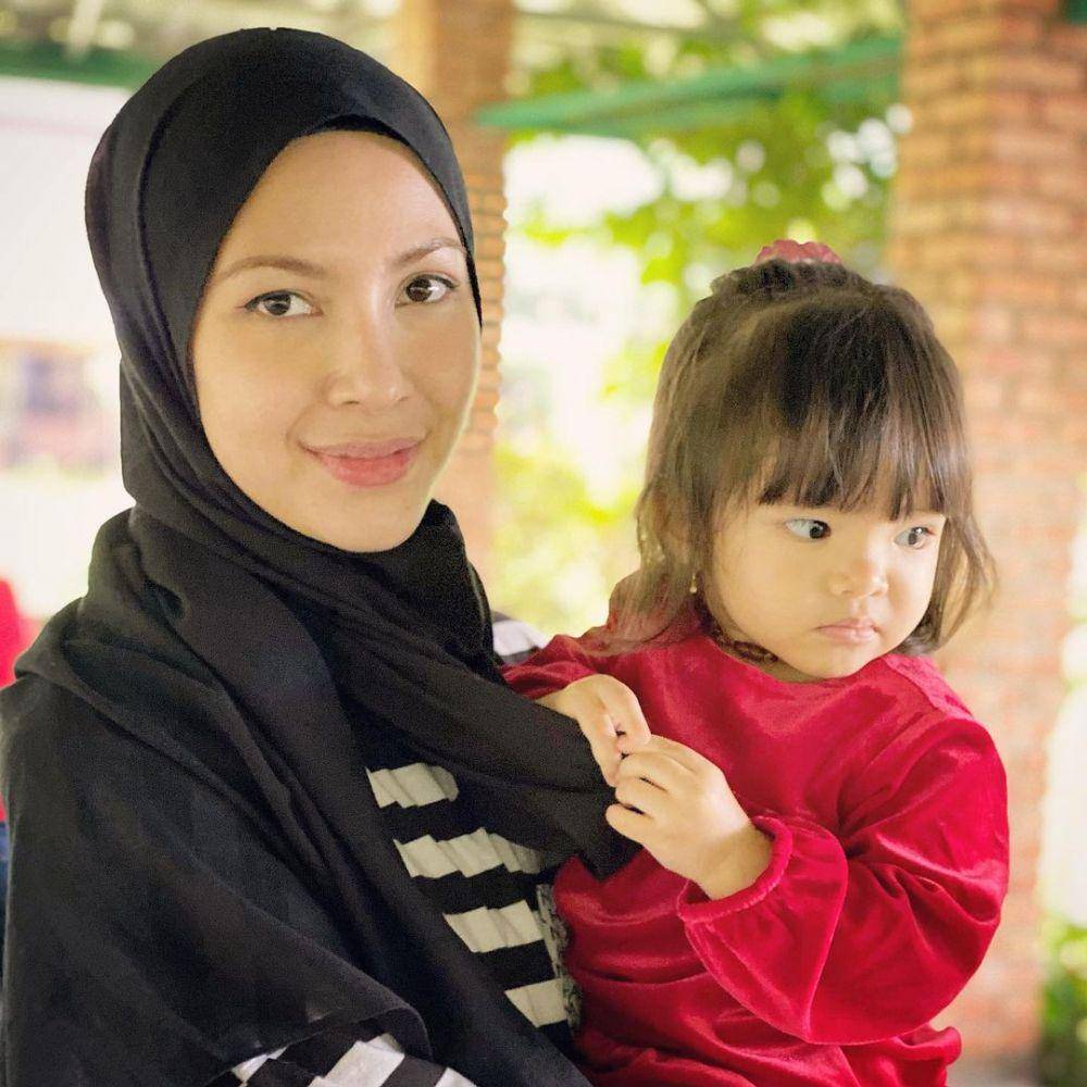 Ratna Galih dan buah hati (instagram.com/ratnagalih)