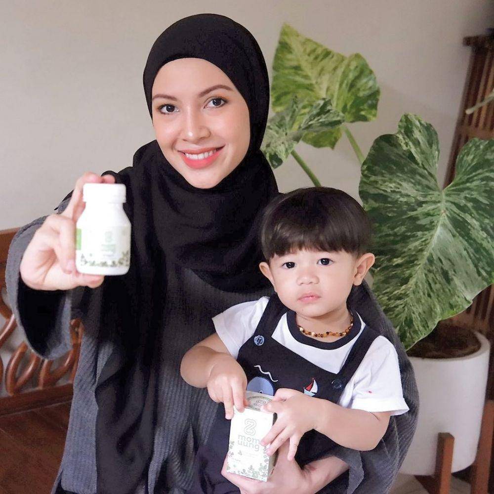 Ratna Galih dan buah hati (instagram.com/ratnagalih)