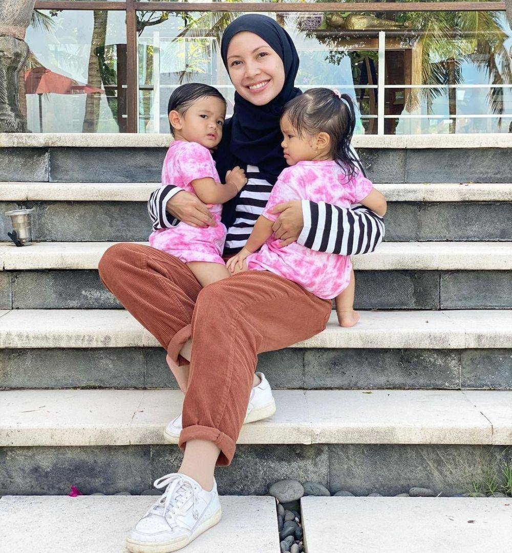 Ratna Galih dan buah hati (instagram.com/ratnagalih)