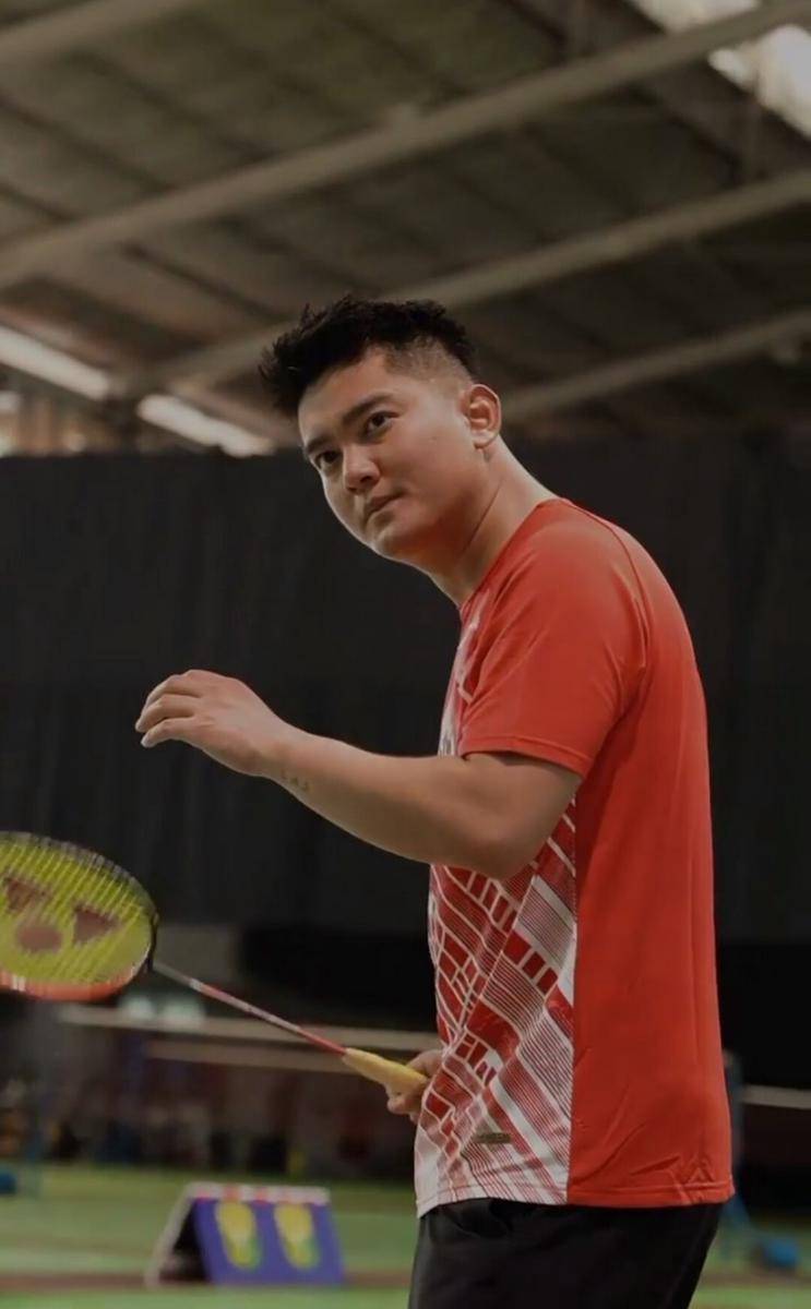potret Boy William bermain badminton (instagram.com/boywilliam17)