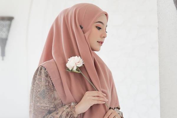 Hijab segi empat asimetris sebagai model hijab yang cocok untuk gamis (instagram.com/jasmine_bylidiahadiwinoto)