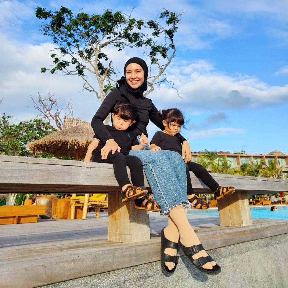 Ratna Galih dan buah hati (instagram.com/ratnagalih)