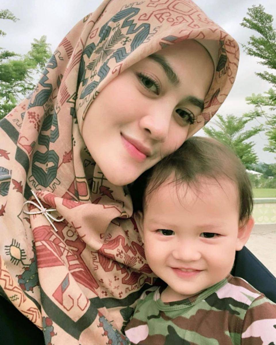 potret Henny Rahman dan Zayn (instagram.com/hennyyrahman)