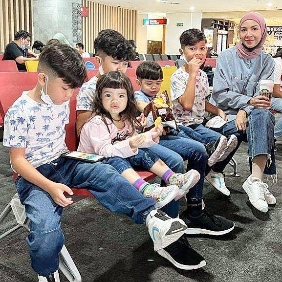 Ratna Galih dan buah hati (instagram.com/ratnagalih)