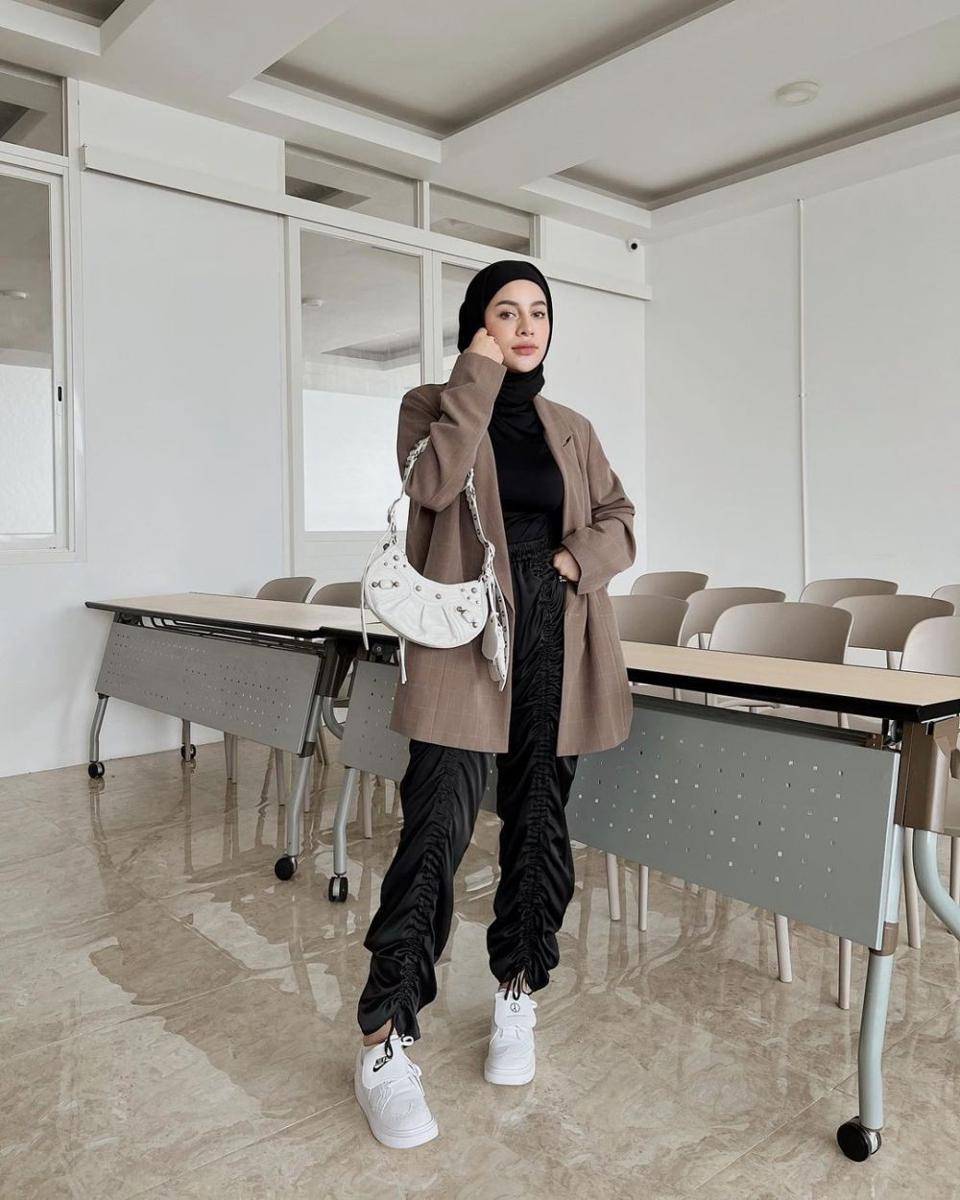 OOTD hijab ala Aghnia (instagram.com/emyaghnia)