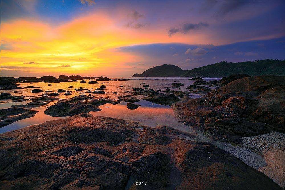 Pantai Wediombo (pexels.com/Ekosumartopo)