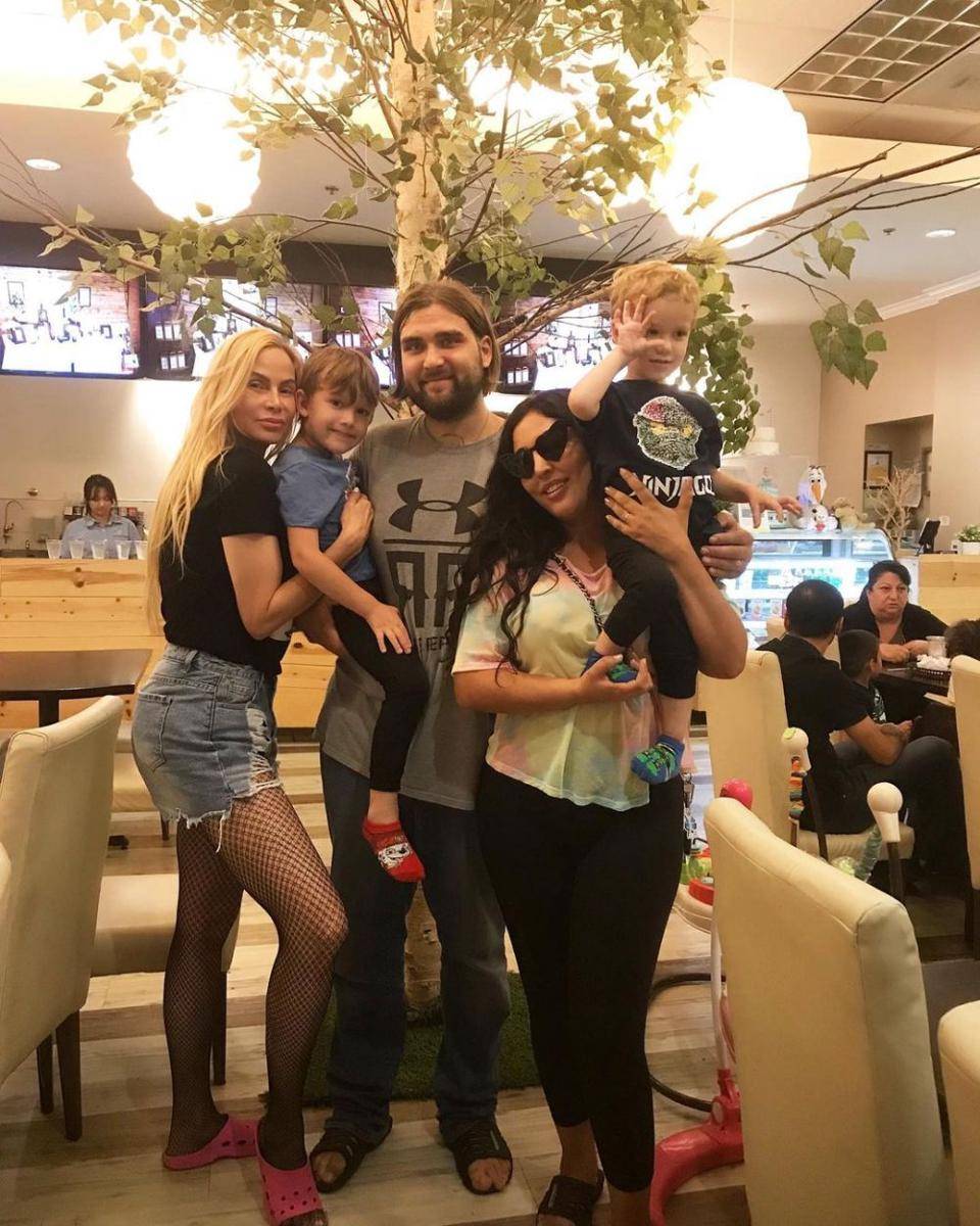 Christina Fulton, Lucian Augustus Coppola Cage, Weston Cage Coppola, Hila Cage Coppola, Sorin Reid Coppola Cage (instagram.com/officialchristinafulton)
