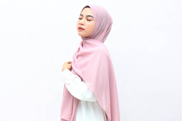 Pashmina sebagai model hijab yang cocok untuk gamis (unsplash.com/eyemgm)