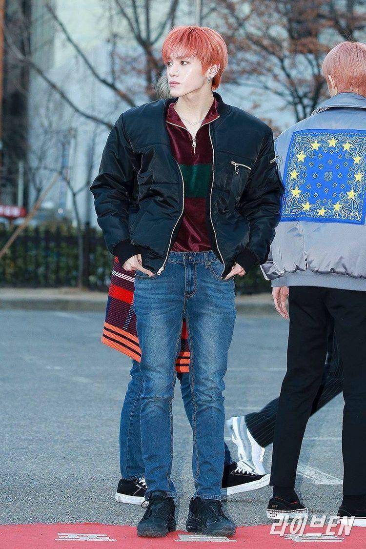 outer Taeyong NCT (twitter.com/TheDailyNoona)