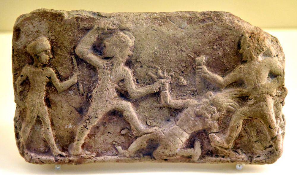 Gilgamesh dan Enkidu membunuh Humbaba di Hutan Cedar, dalam artefak abad 19-17 SM. Museum Vorderasiatisches, Berlin, Jerman. (commons.wikimedia.org/Osama Shukir Muhammed Amin FRCP)