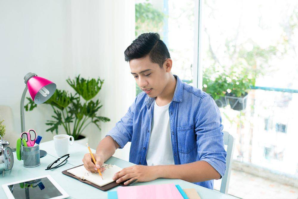 Ilustrasi seseorang sedang membuat motivation letter (Shutterstock/Makistock)