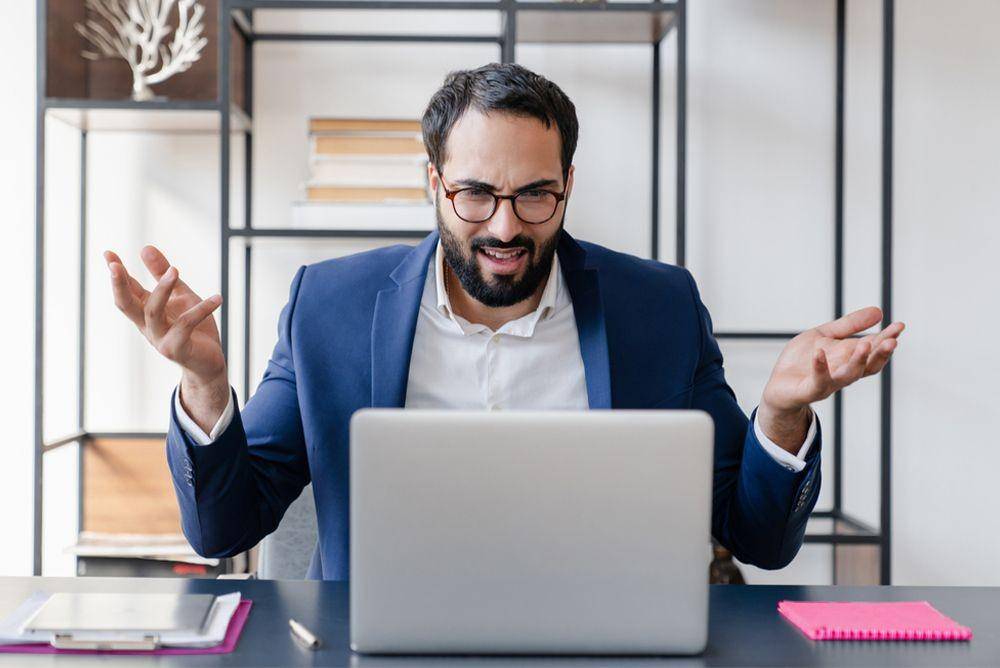 Seseorang yang di-ghosting pelamar kerja karena tidak datang saat sesi interview kerja (Shutterstock/Inside Creative House)