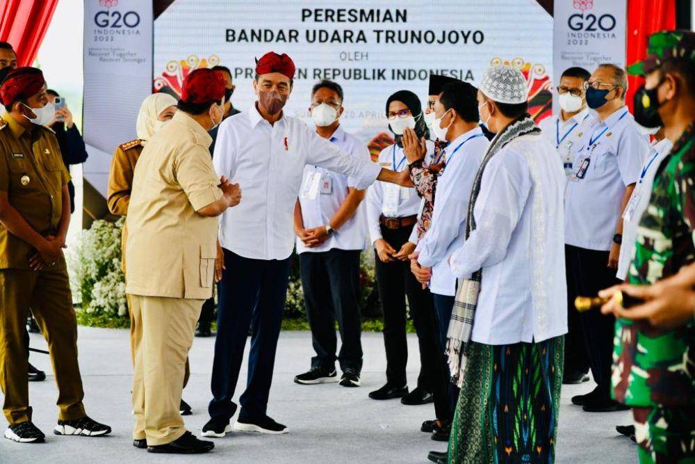 Presiden Jokowi dan Prabowo pakai odheng Madura saat peresmian Bandara Trunojoyo Sumenep (dok. Sekretariat Presiden)