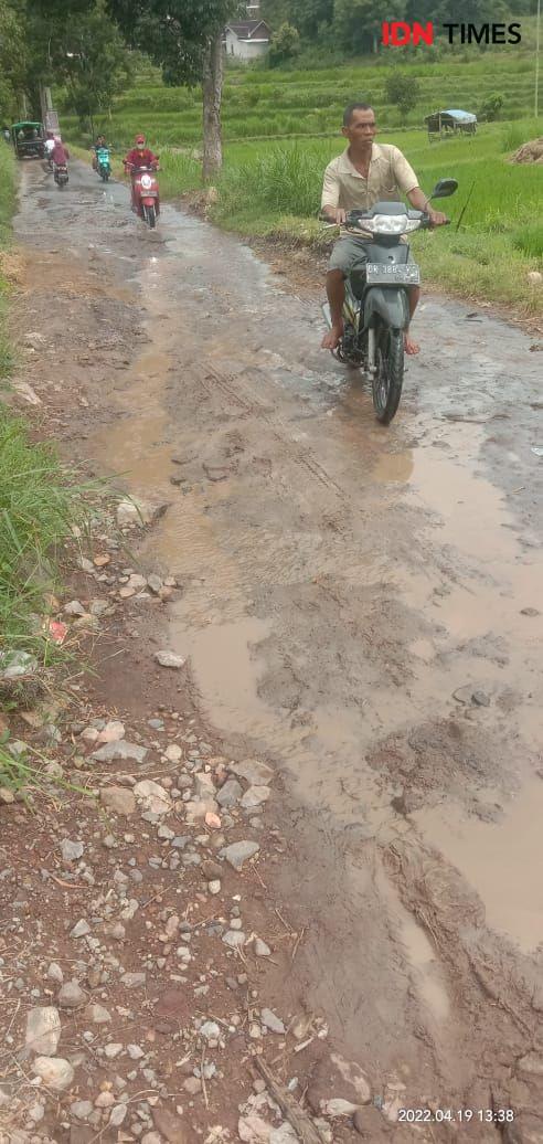 Pemda Cuek, Ibu-ibu di Lombok Timur Urunan Perbaiki Jalan Rusak Parah