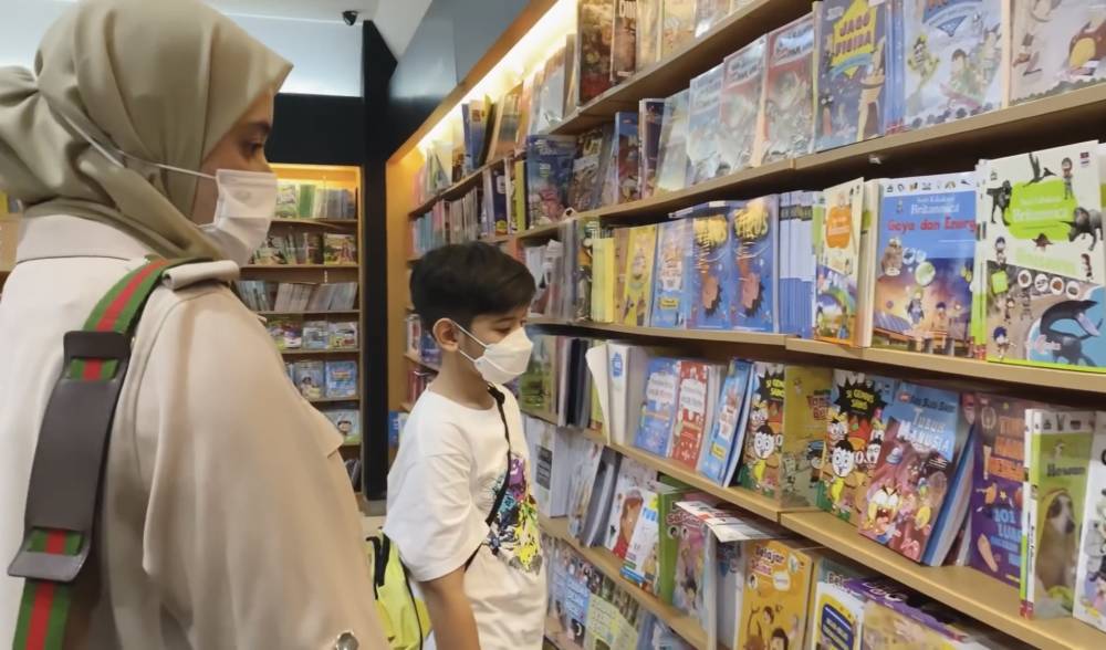 King Faaz beli Al-Quran untuk Arsy (youtube.com/sonfaifamily)