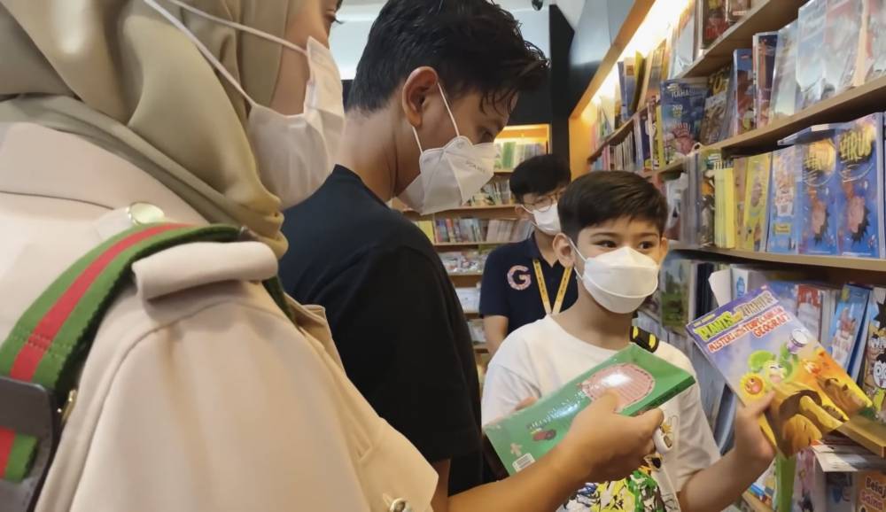 King Faaz beli Al-Quran untuk Arsy (youtube.com/sonfaifamily)