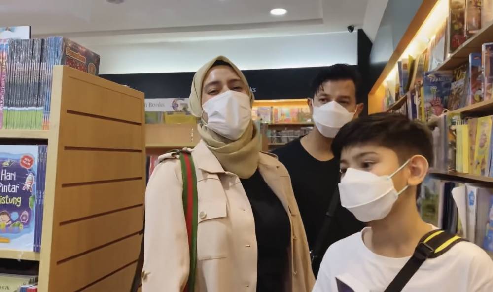 King Faaz beli Al-Quran untuk Arsy (youtube.com/sonfaifamily)