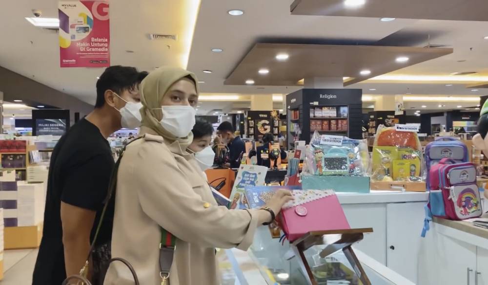 King Faaz beli Al-Quran untuk Arsy (youtube.com/sonfaifamily)
