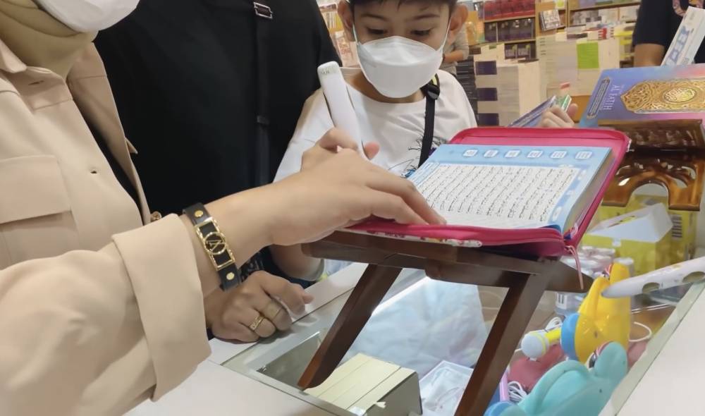 King Faaz beli Al-Quran untuk Arsy (youtube.com/sonfaifamily)