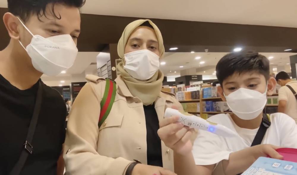 King Faaz beli Al-Quran untuk Arsy (youtube.com/sonfaifamily)