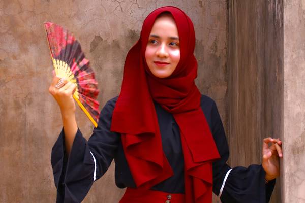 Scarf sebagai model hijab yang cocok untuk gamis (unsplash.com/zharalogic)