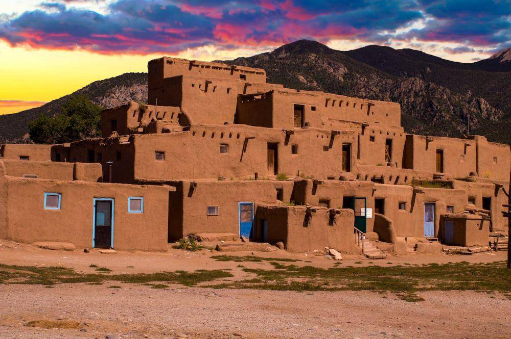 ilustrasi rumah tradisional Southwestern US (matadornetwork.com)
