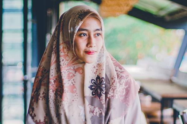 Hijab bermotif sebagai model hijab yang cocok untuk gamis (unsplash.com/nasiklababan)