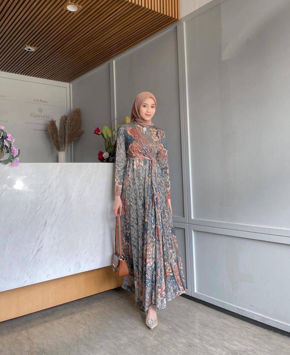referensi OOTD simple dengan dress untuk Lebaran (instagram.com/vinamaulina)