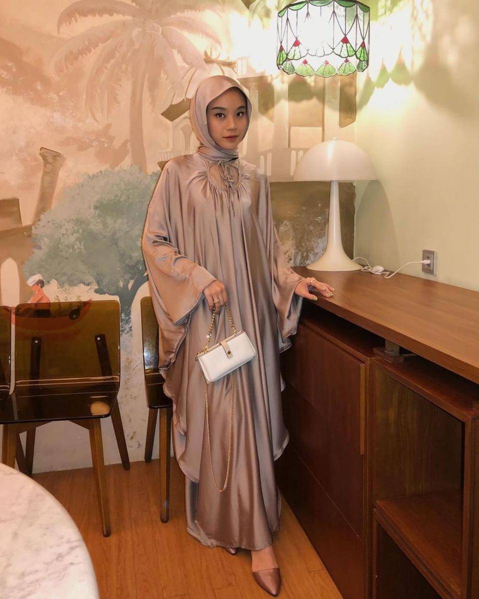 referensi OOTD simple dengan dress untuk Lebaran (instagram.com/naryarahma)