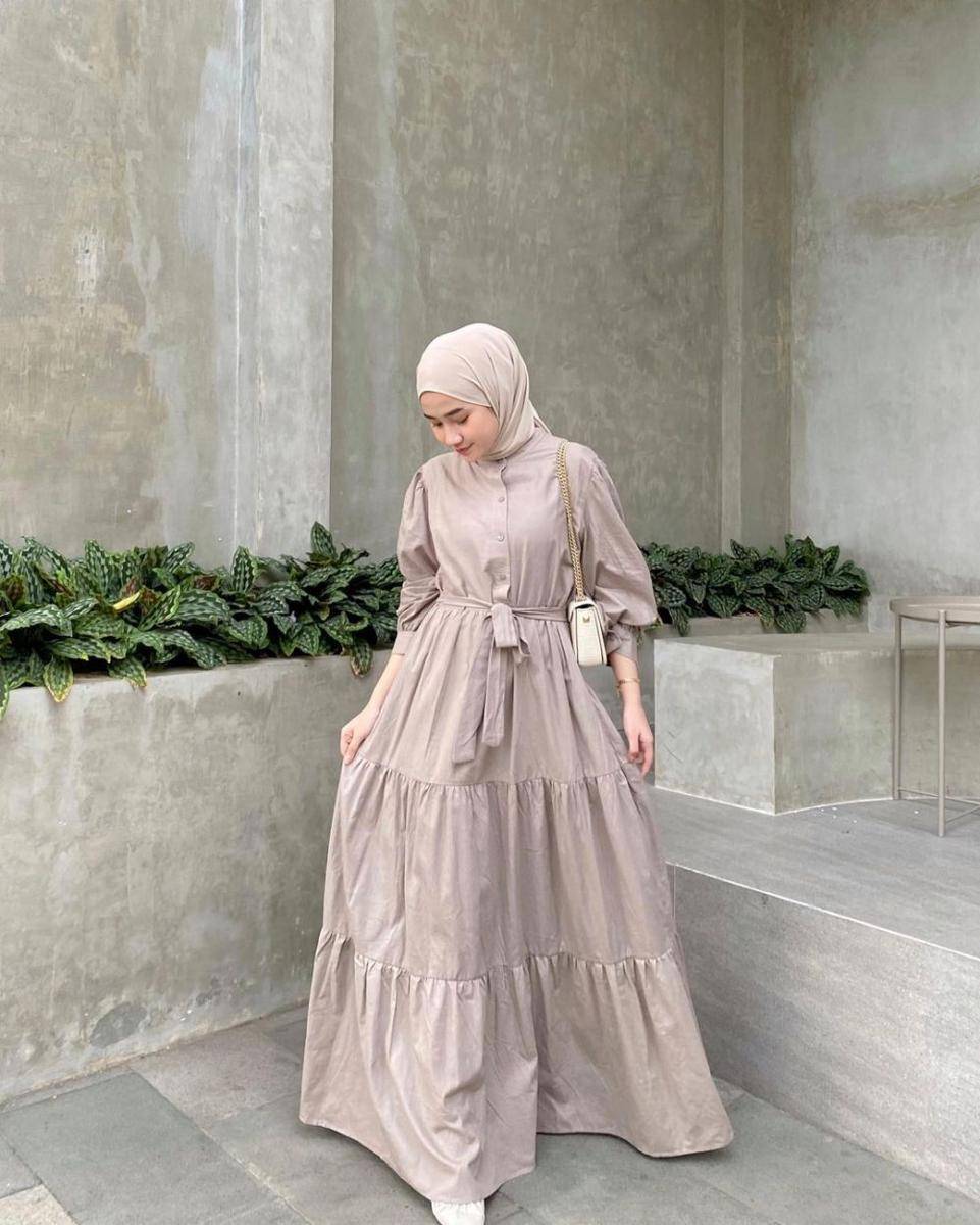 referensi OOTD simple dengan dress untuk Lebaran (instagram.com/inikiranaaa__)