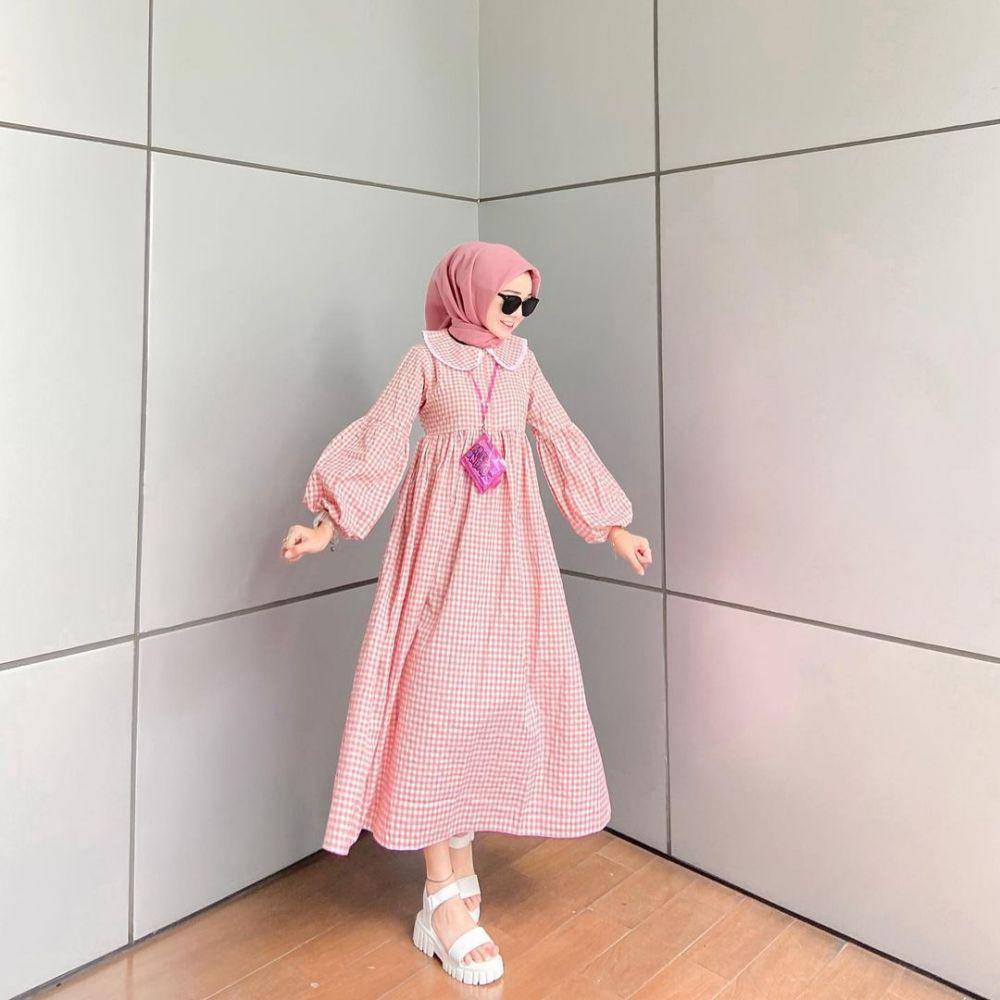 referensi OOTD simple dengan dress untuk Lebaran (instagram.com/alyafahh)