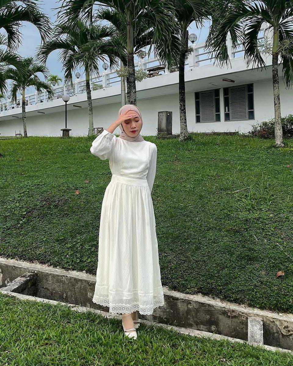 referensi OOTD simple dengan dress untuk Lebaran (instagram.com/juniaarf)