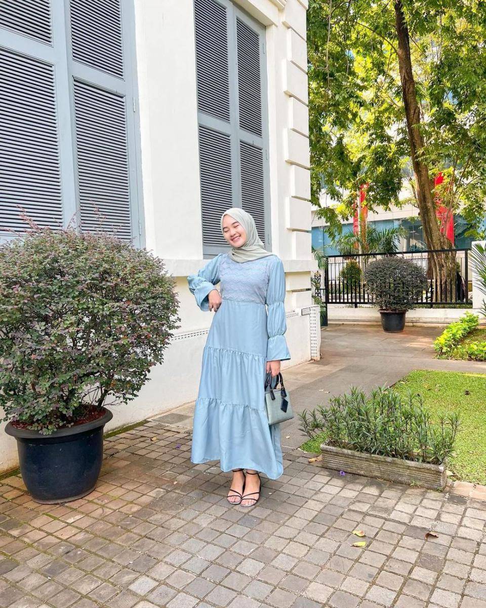 referensi OOTD simple dengan dress untuk Lebaran (instagram.com/itsbellefirst)