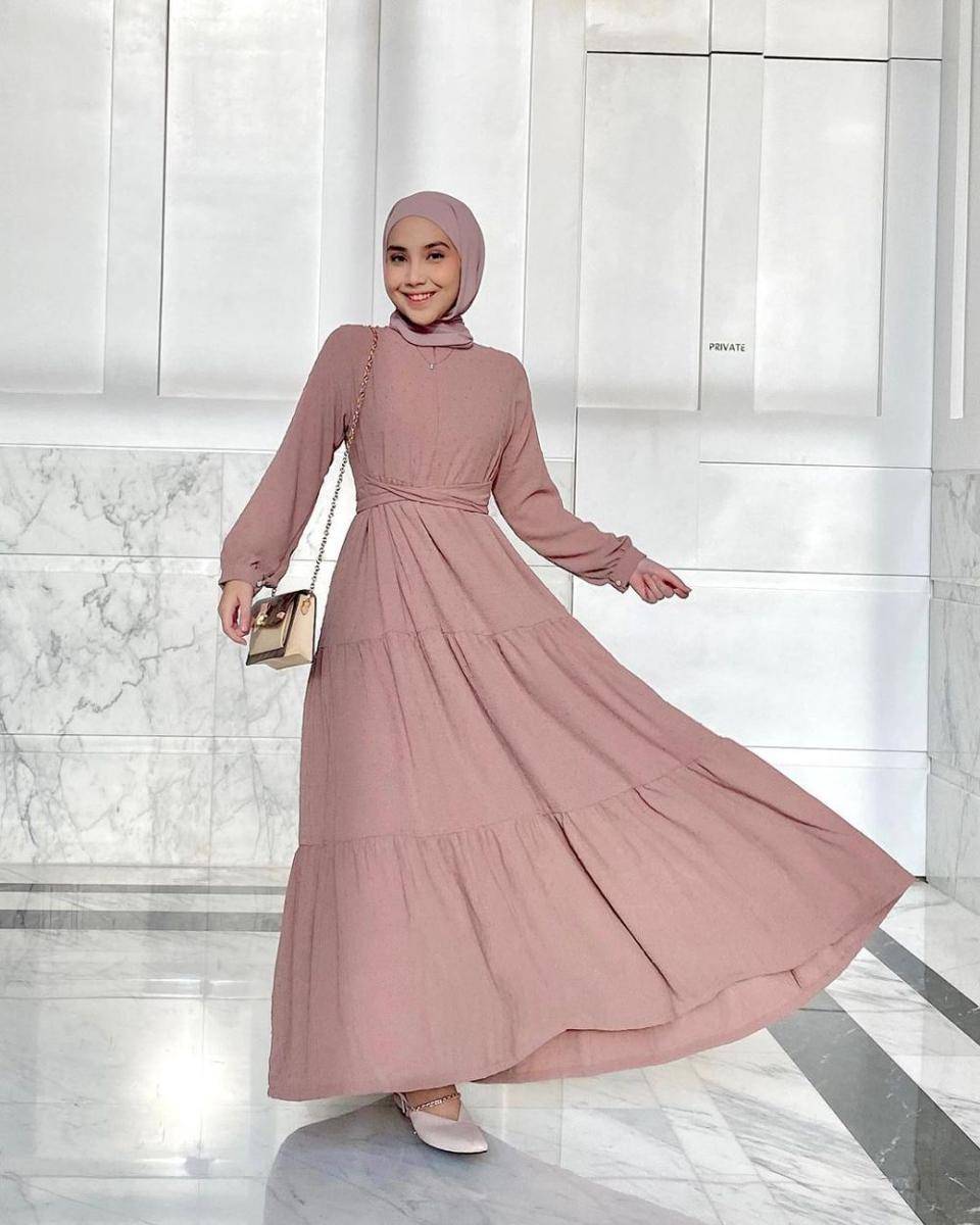 referensi OOTD simple dengan dress untuk Lebaran (instagram.com/safarahyardha)