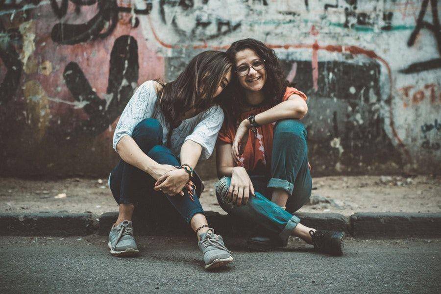ilustrasi dua orang perempuan berteman (pexels.com/Baaha A. Shawqi)