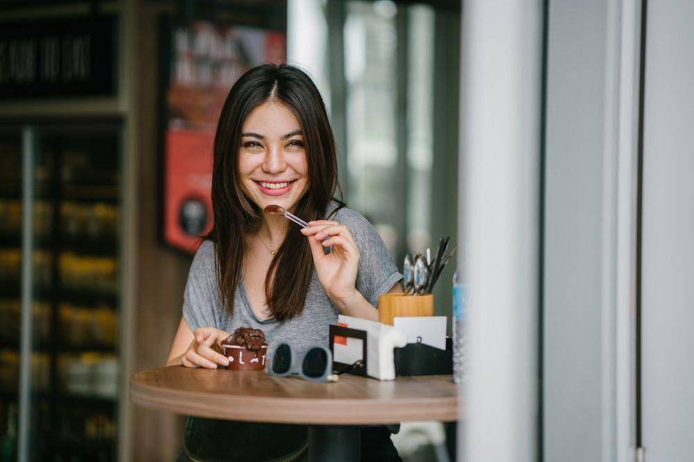 ilustrasi perempuan makan es krim. (pexels.com/mentatdgt)