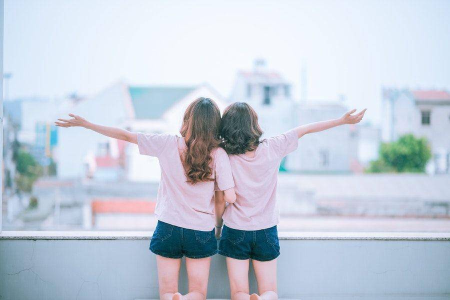 ilustrasi dua sahabat (pexels.com/Pixabay)
