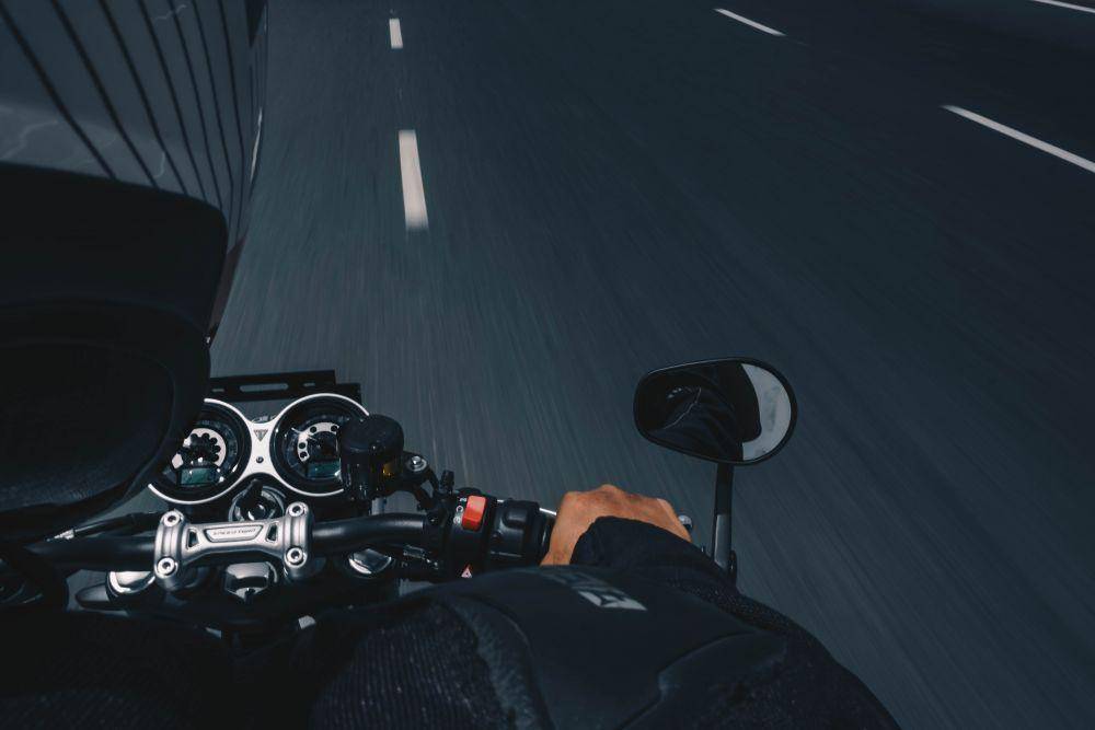ilustrasi mengendarai motor (pexels.com/Sourav Mishra)