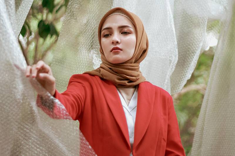 Hijab lilit sebagai model hijab yang cocok untuk gamis (pexels.com/akmaltaufikf)