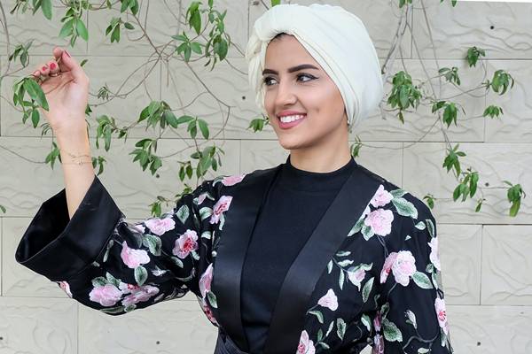 Turban sebagai model hijab yang cocok untuk gamis (pexels.com/thelazyartist)